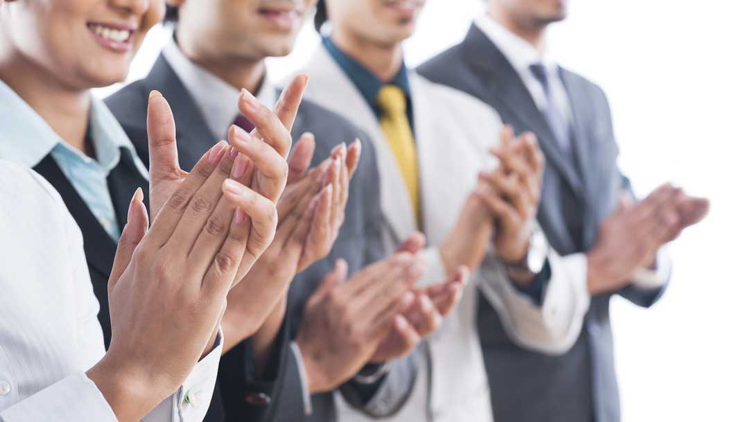 تحسین در محیط کار : 6 مزیت کلیدی که علم آن را تایید می کند.