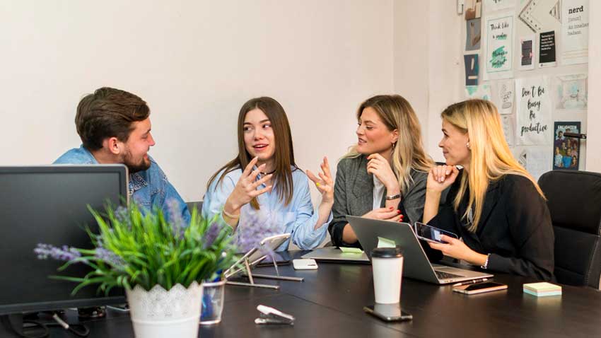 ارتباط مؤثر در محیط کار: 5 اصل کلیدی برای افزایش بهره‌وری و ساختن اعتماد